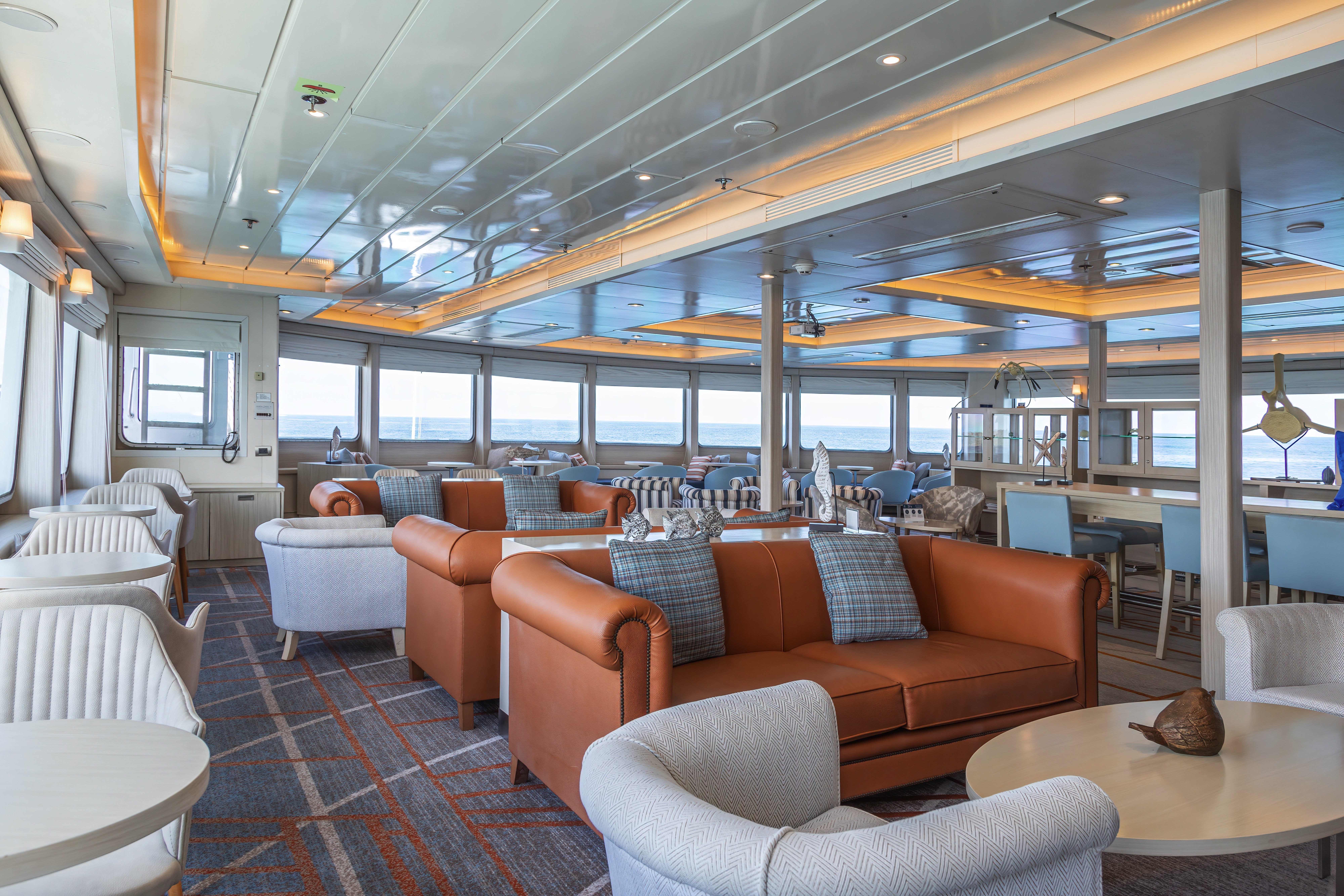 Santa Cruz II - Expedition Lounge & Bar with Science Corner and Library